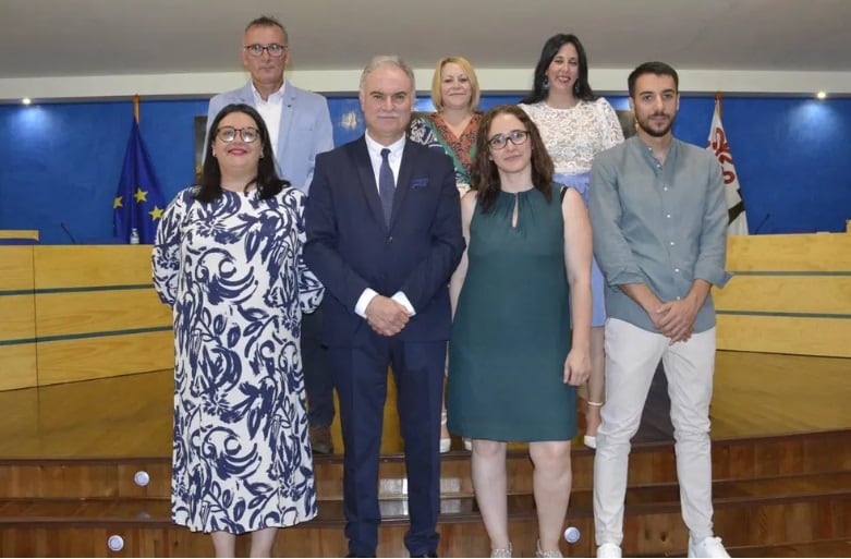 Luis Carlos Segura, alcalde de Malagón acompañado de sus concejales y los ediles del PSOE