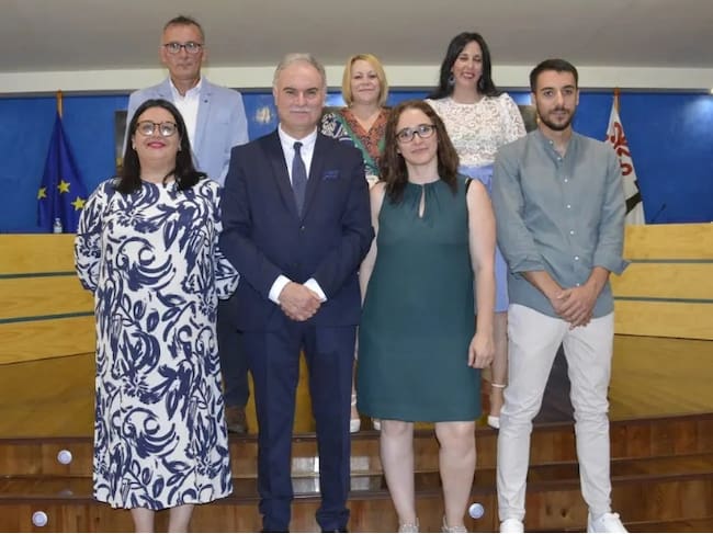 Luis Carlos Segura, alcalde de Malagón acompañado de sus concejales y los ediles del PSOE