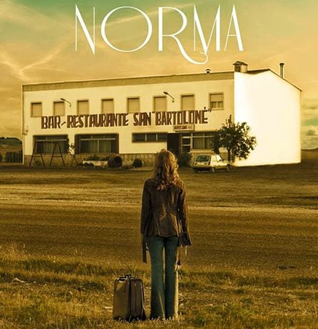 Detalle del cartel de la película &#039;Norma&#039; con la imagen del bar El Descanso de La Almarcha.