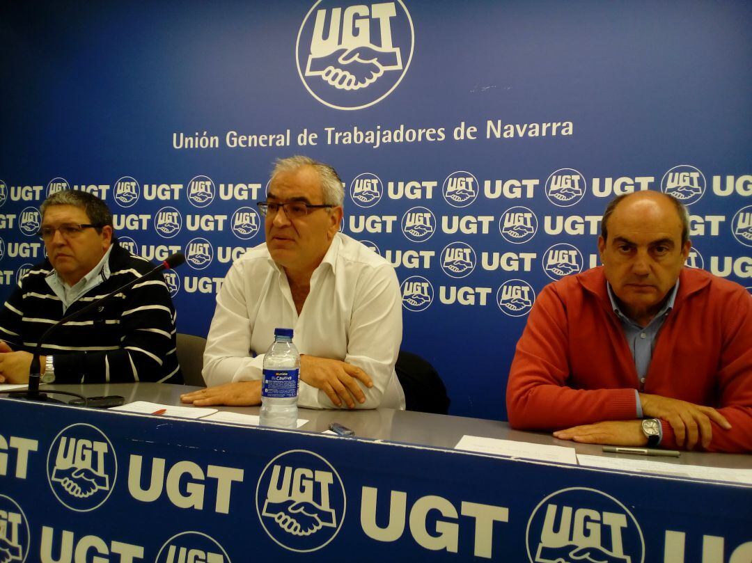 Demetrio Muñoz (Izda), responsable de Construcción en FICA-UGT, Lorenzo Ríos (centro), secretario general de la Federación y Baltasar García, responsable de Acción sindical, en la rueda de prensa celebrada en la sede de UGT en Pamplona.