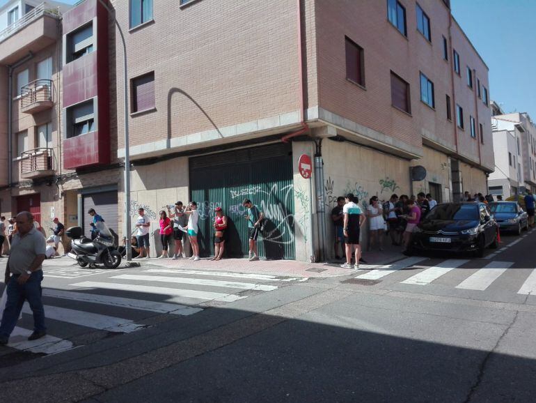 Largas colas en el entorno de la calle Badajoz.