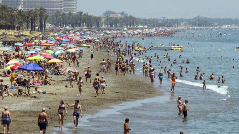 Una imagen de bañistas en la playa de La Carihuela, en Torremolinos