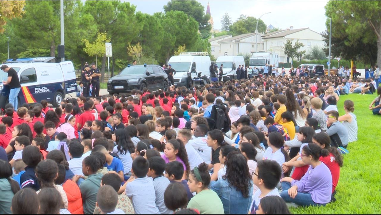Alumnado de Gandia en la exhibición de la Policía Nacional.
