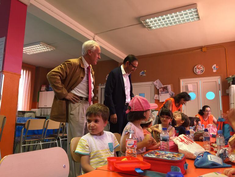 El delegado territorial de la Junta, Luis Domingo González y el alcalde, Alfonso Polanco, visitan a los articipantes del programa Conciliamos en el colegio Tello Téllez.