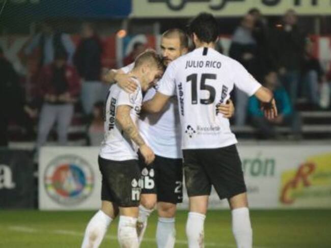 El "nuevo" Burgos celebra uno de sus últimos goles