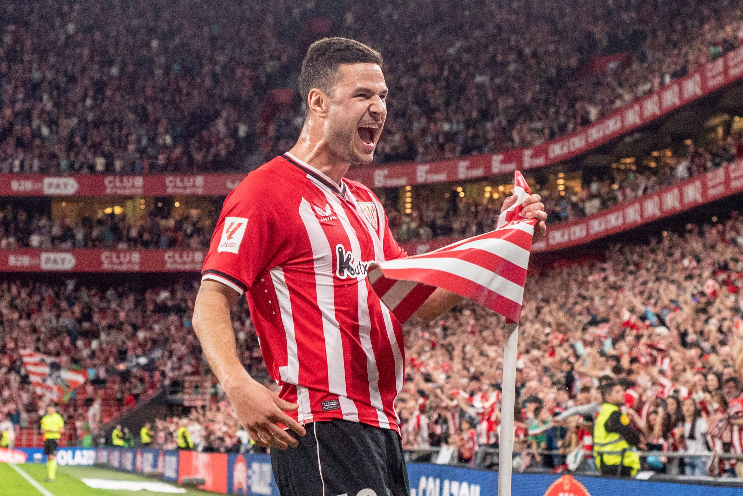 Gorka Guruzeta celebra marcar el primer gol del equipo bilbaíno, durante el partido de Liga ante el Alavés