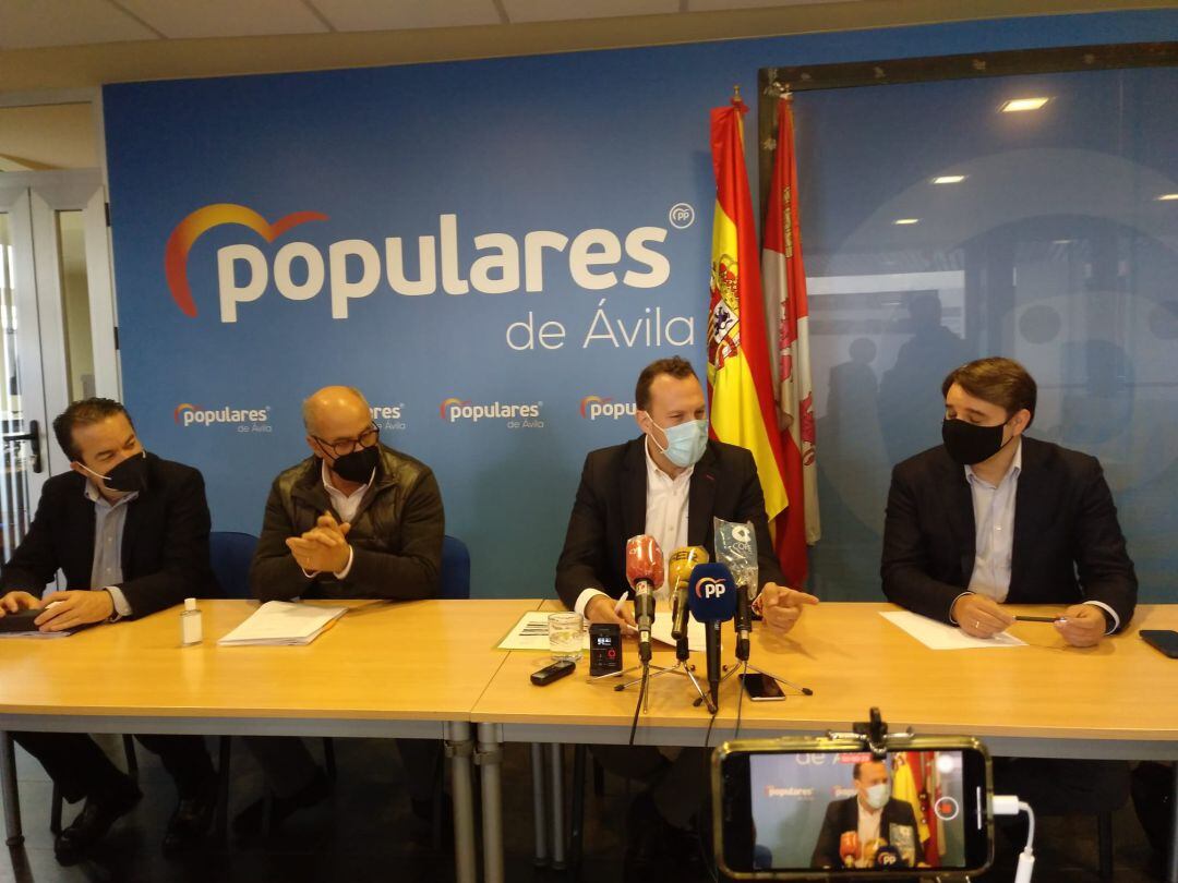 Hector Palencia comparece en rueda de prensa flanqueado por los procuradores en las Cortes Vidal Galicia, Miguel Ángel García Nieto y David Beltrán