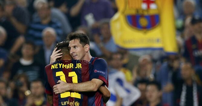 El argentino se abraza a Neymar después de hacer el segundo tanto del Barcelona al Ajax en el duelo de la Champions celebrado en el Camp Nou.