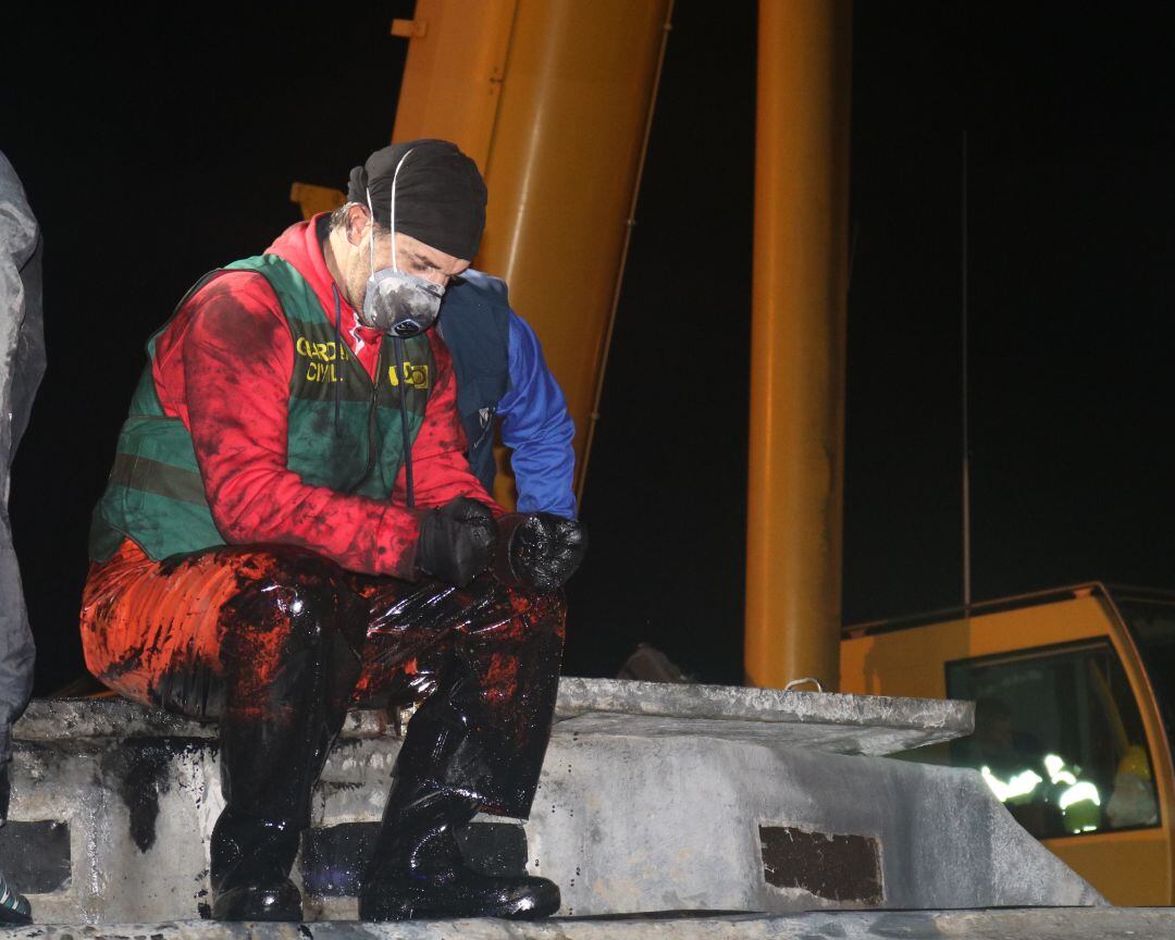 Imagen de un agente durante el apresamiento en la costa de Pontevedra del primer narcosubmarino interceptado en Europa, en diciembre de 2019.