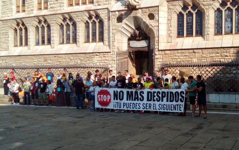 La plantilla de Vestas se concentra en la plaza de Botines para exigir el mantenimiento de la fábrica en Villadangos