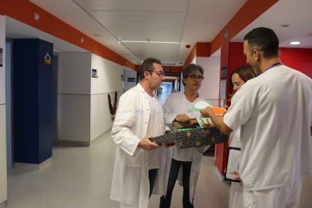 Un momento durante la entrega de las postales