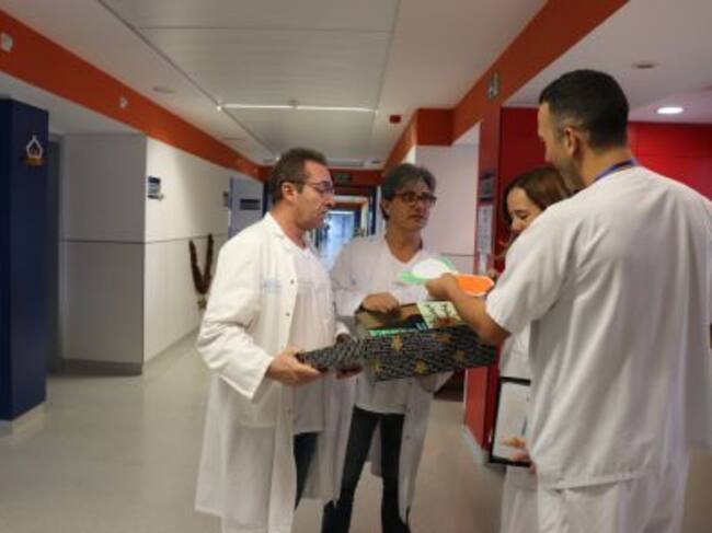 Un momento durante la entrega de las postales