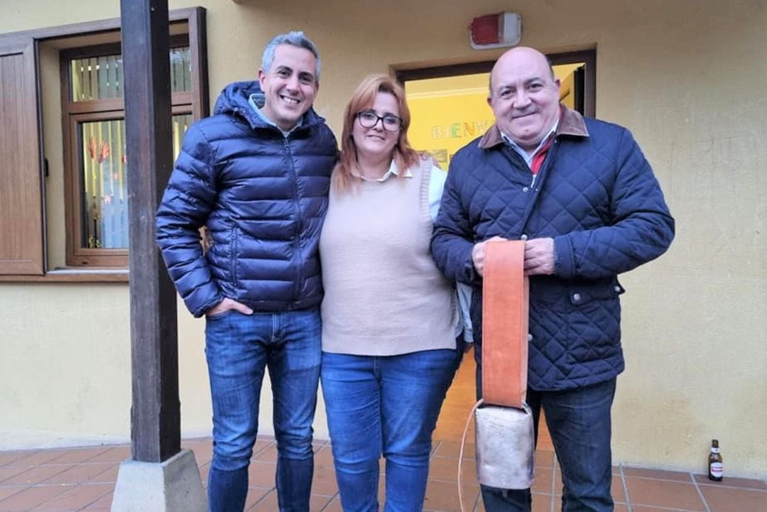 El alcalde en su visita al municipio cantabro