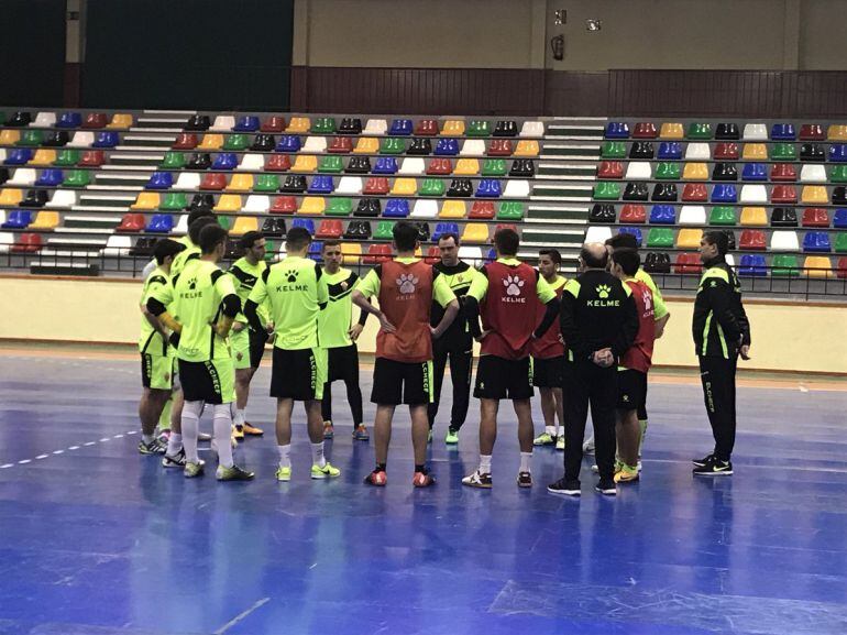 El técnico Carlos Sánchez charla con los jugadores antes de un entrenamiento