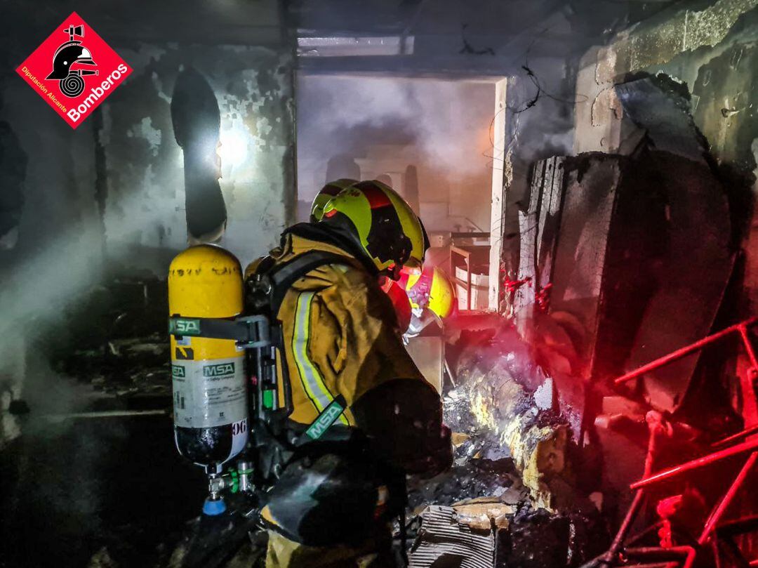 Un bombero en la extinción de la nave incendiada