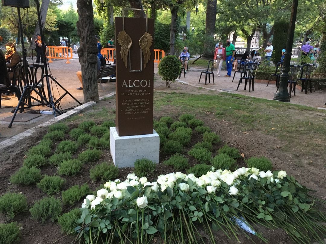 Ofrenda de rosas al monumento en homenaje a las víctimas de la Covid 19 en La Glorieta de Alcoy