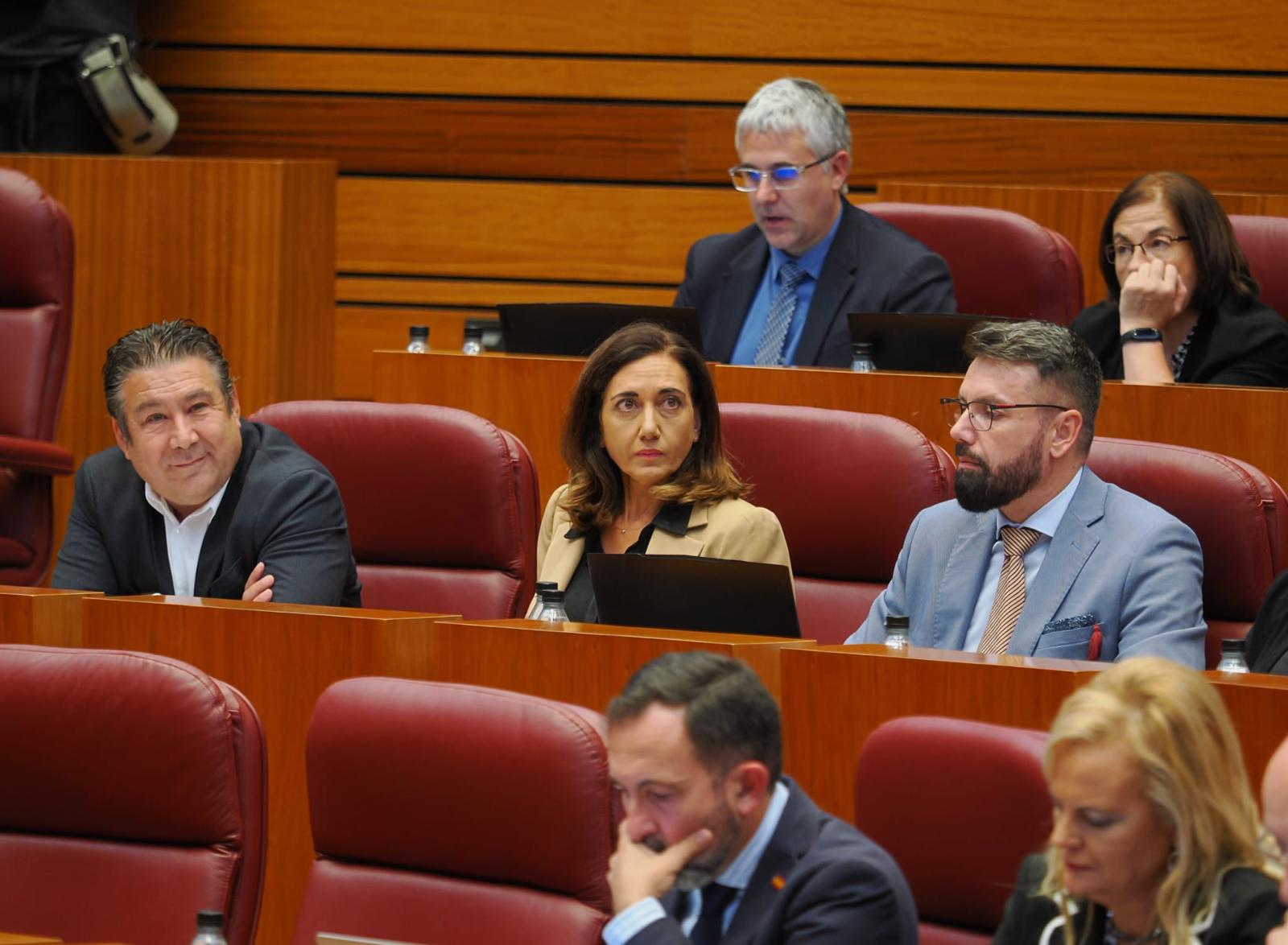 Luis Mariano Santos, Alicia Gallego y José Ramón García, los tres procuradores de UPL en las Cortes