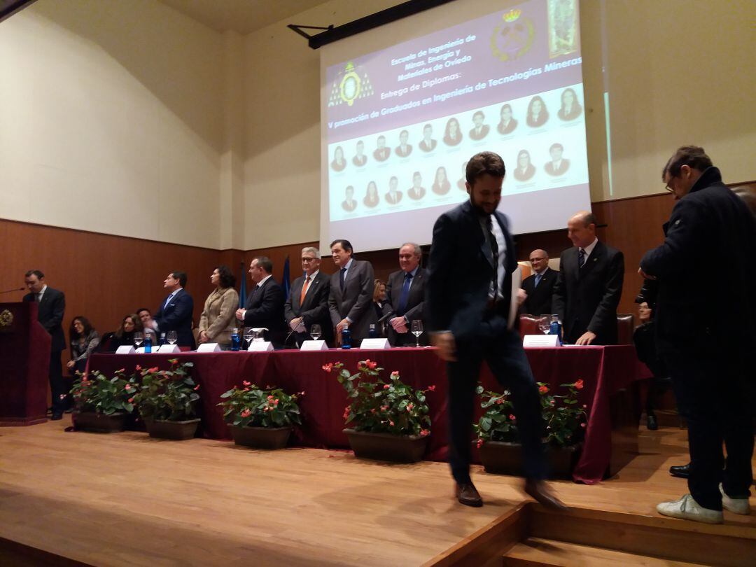 El presidente del Principado y el rector de la Universidad en el acto de entrega de titulos a los almnos egresados de la Escuela de Minas de Oviedo