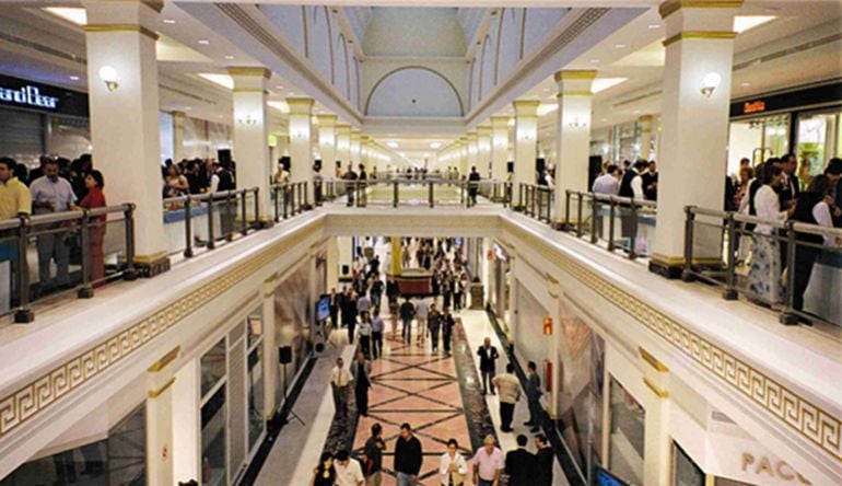 Interior del centro comercial Plaza Mar 2 en Alicante