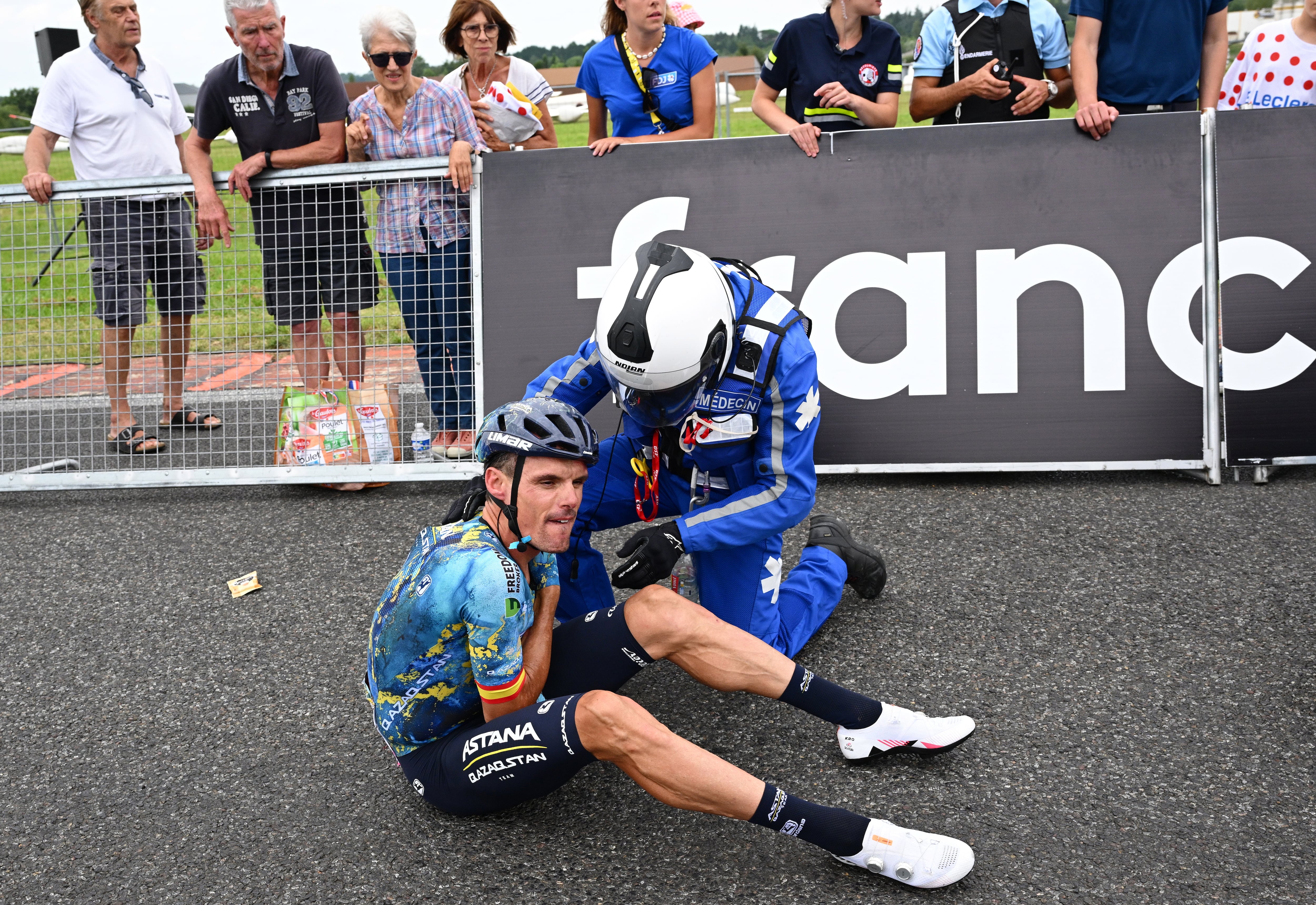 Nogaro (France), 04/07/2023.- Spanish rider Luis Leon Sanchez of Astana Qazaqstan Team receives treatment following a crash towards the end of the 4th stage of the Tour de France 2023, a 181,8km race from Dax to Nogaro, France, 04 July 2023. (Ciclismo, Francia) EFE/EPA/FRANCK FAUGERE / POOL
