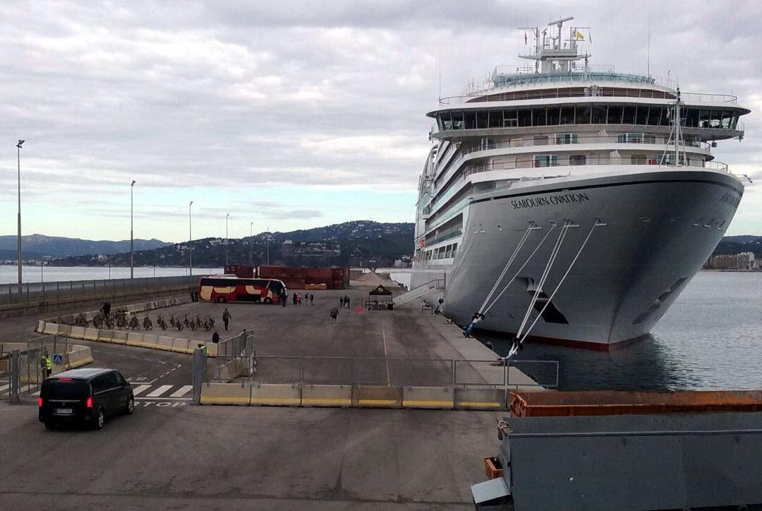 El creuer Seabourn Ovation atracat al port de Palamós