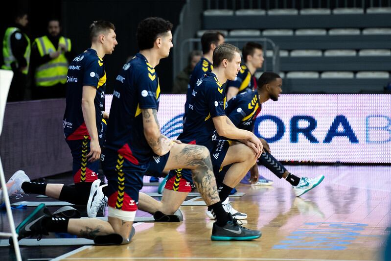 Part de la plantilla del Morabanc Andorra escalfant al Poliesportiu