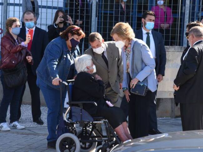 Saludo de la reina Sofía a Carmen, vecina de La Poblachuela que se ha mostrado muy ilusionada al verla en persona.