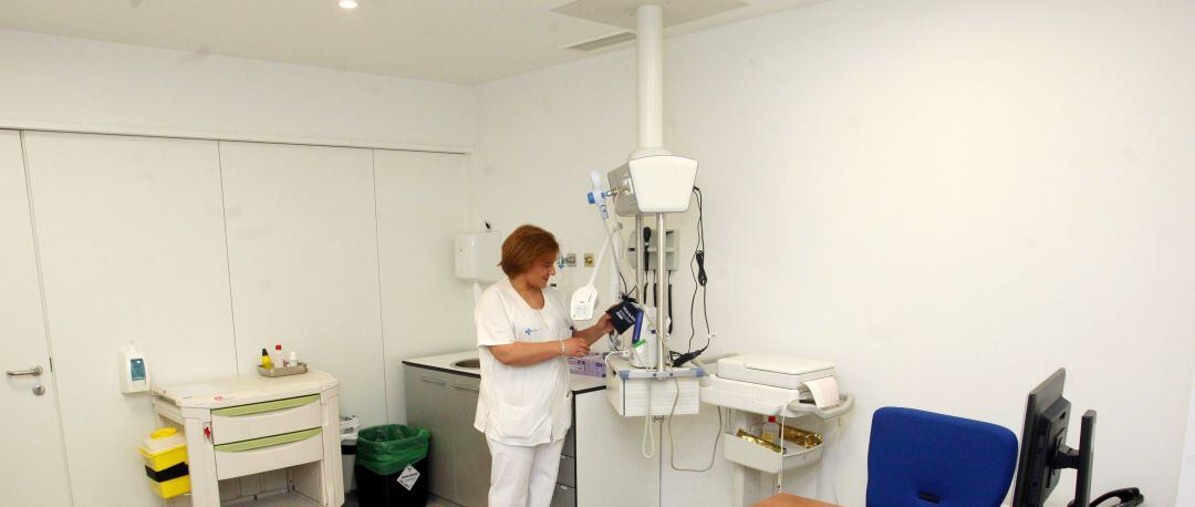 Una enfermera en el interior de uno de los boxes de las instalaciones de las Urgencias del Hospital Clínico