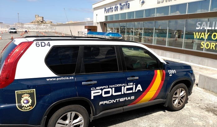 Un vehículo de Policía en Tarifa