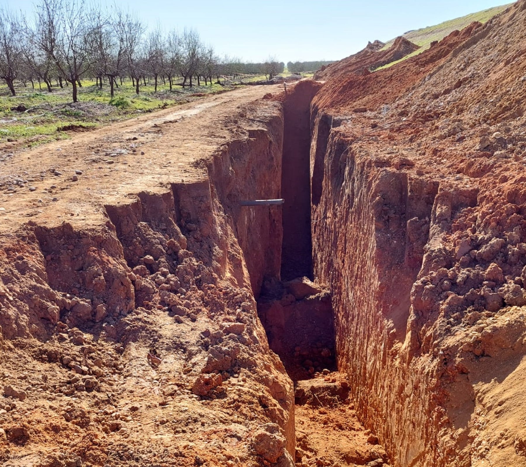 Imagen de la zanja donde falleció el trabajador en una finca en Carmona / UGT