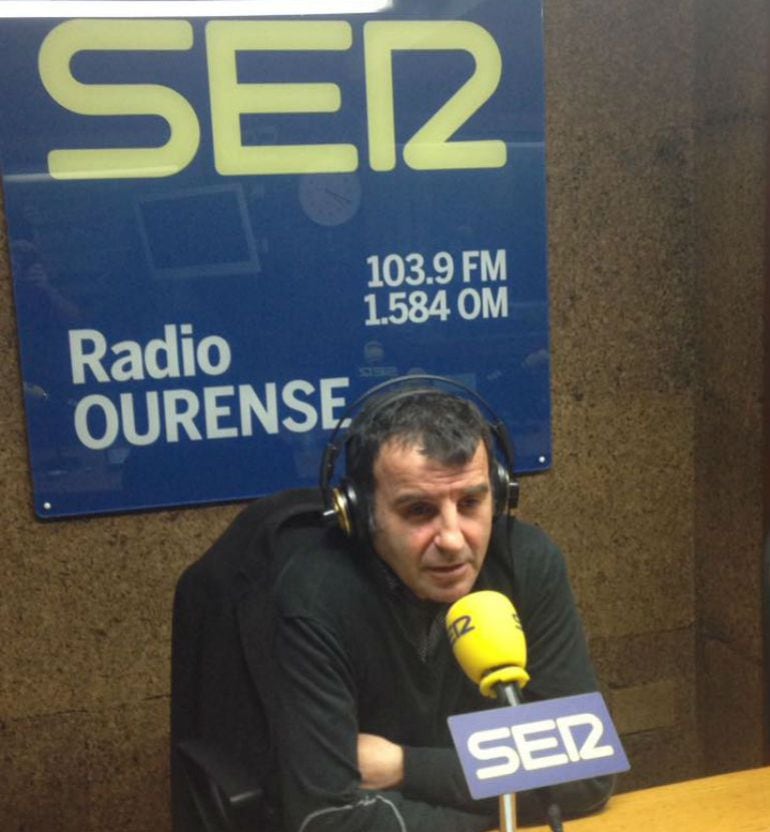 El presidente del CCA Ourense Centro, Luis Rivera, en los estudios de Radio Ourense