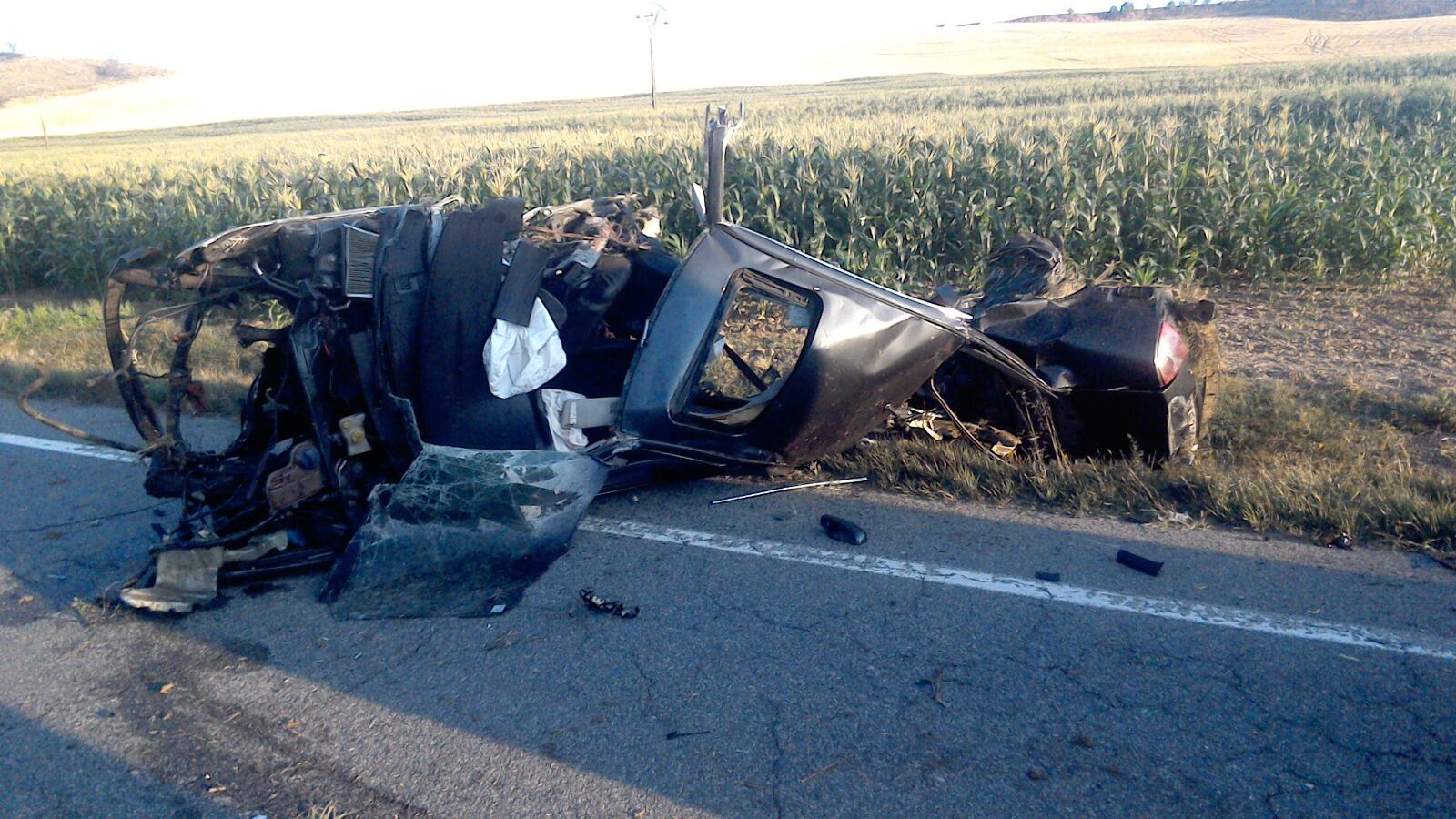 Restos del turismo siniestrado en Enériz, donde un joven ha resultado gravemente herido - Imagen de Twitter de Bomberos y bomberas de Navarra