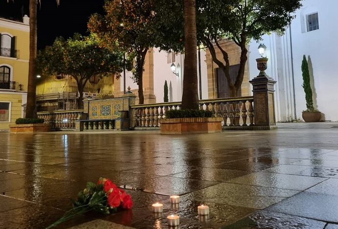 Velas junto a una flor en la Plaza Alta