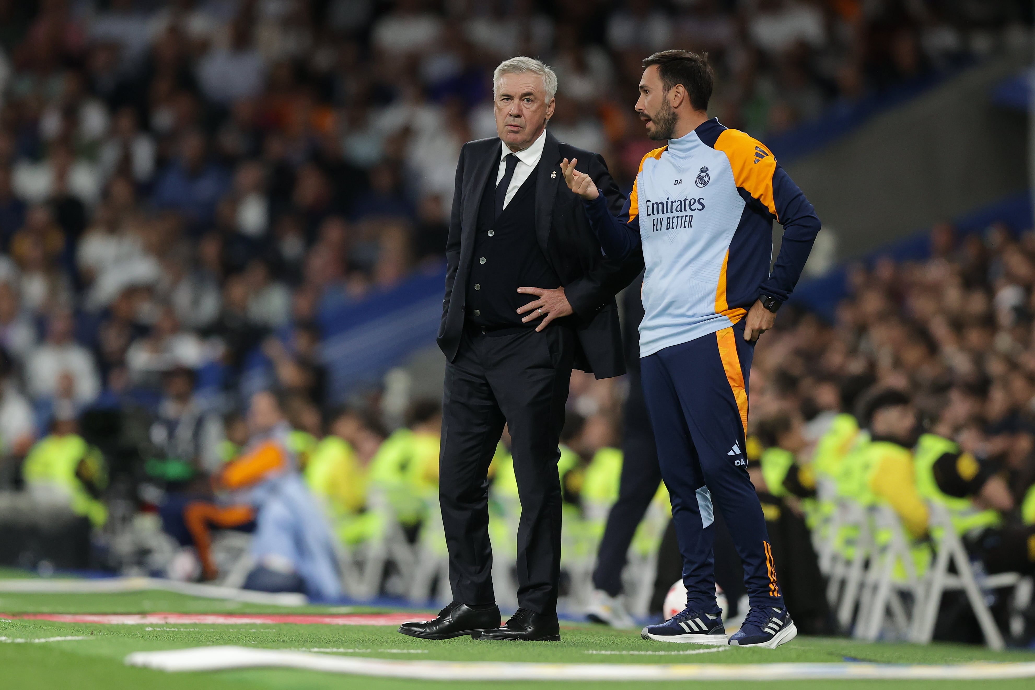 Carlo Ancelotti y Davide Ancelotti evalúan un partido desde el área técnica