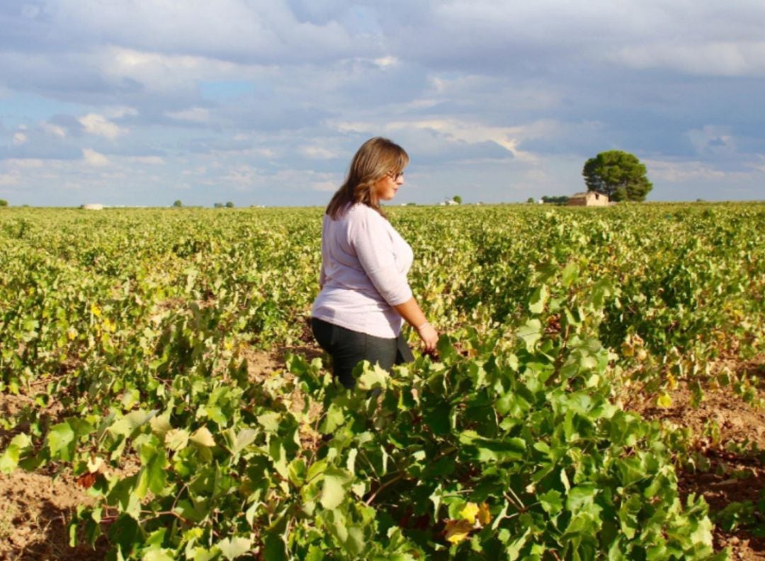 Agricultora en sus viñedos