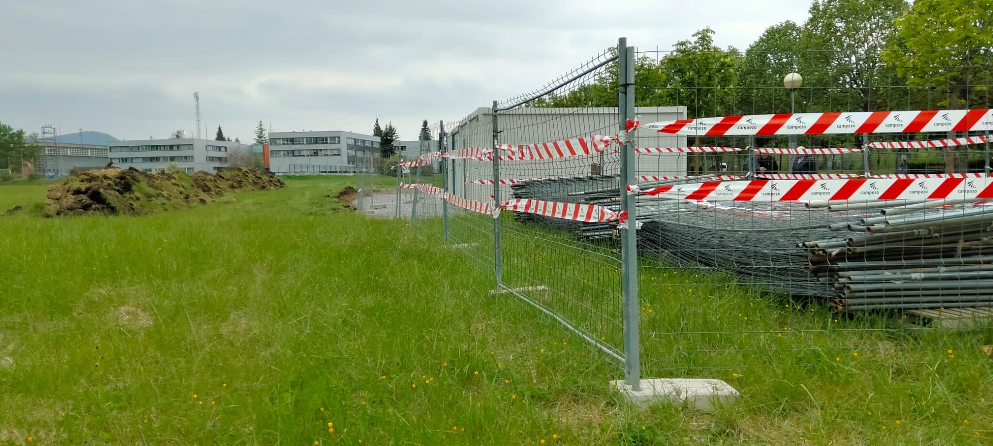 Al fondo de las obras de los ríos del Sur se observan las instalaciones del IVEF