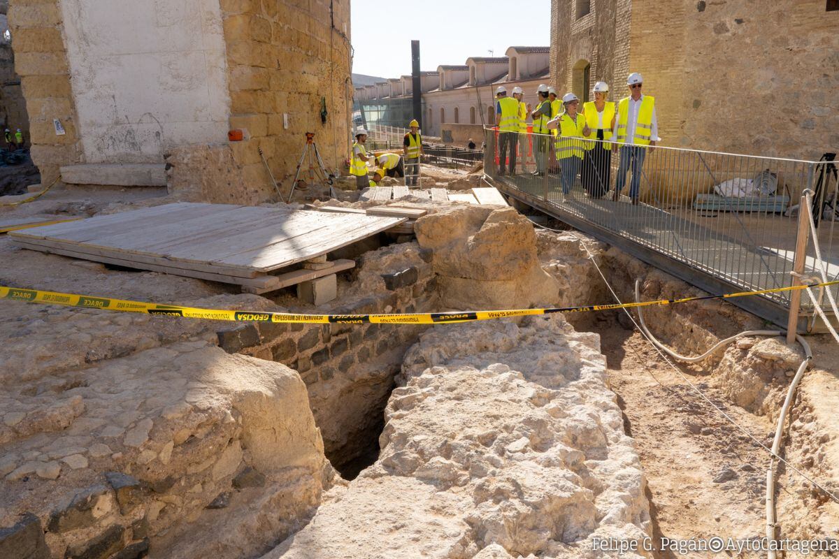 Visita la tercera fase de las excavaciones del Anfiteatro Romano