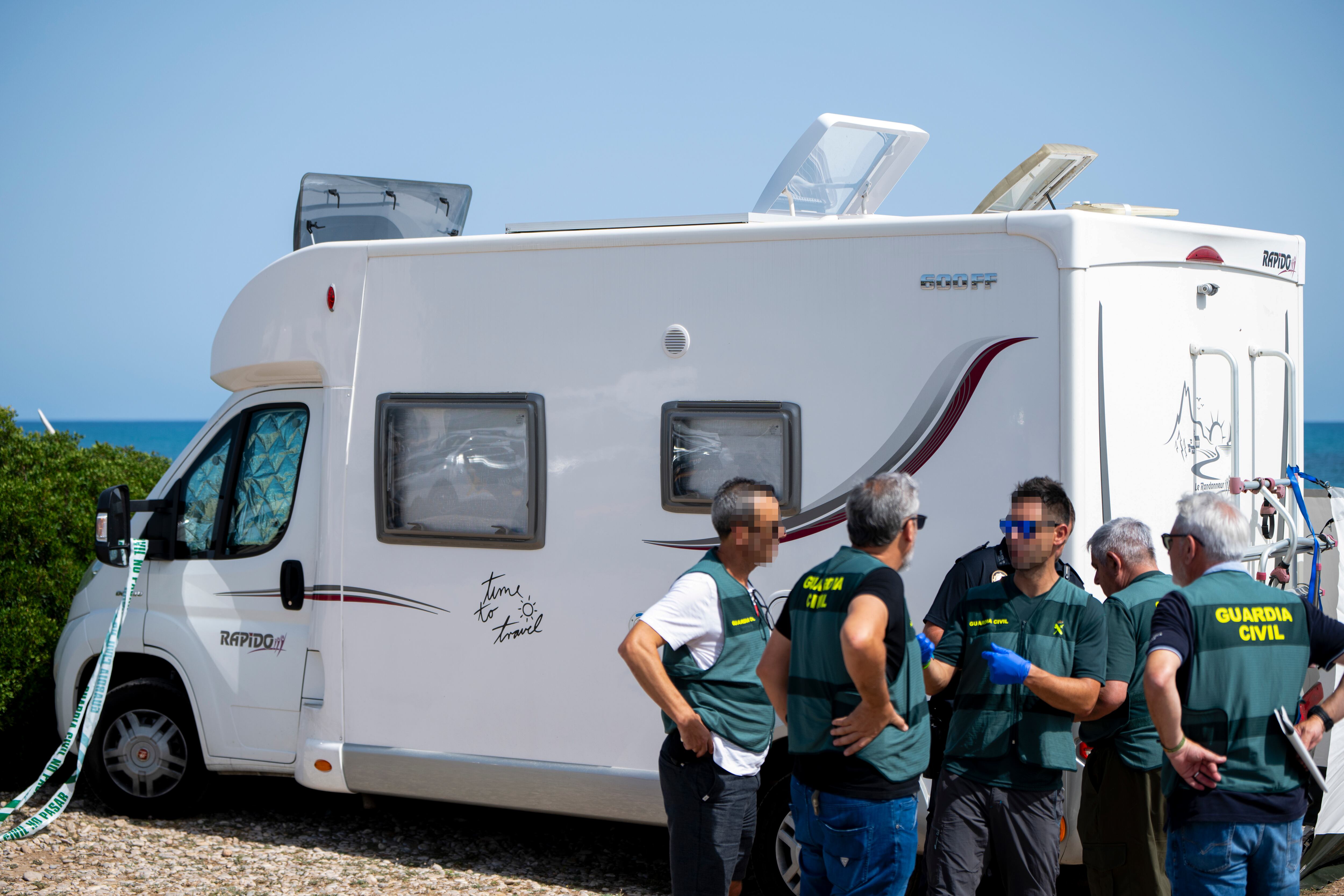 GRAFCVA1957. ALCOSSEBRE (CASTELLÓN), 18/07/2024.- La Guardia Civil está investigando la muerte violenta de una mujer de origen francés cuyo cuerpo sin vida ha sido hallado con signos de apuñalamiento en el interior de una autocaravana que se encontraba aparcada en una zona de playa en el término municipal de Alcossebre (Castellón). EFE/Andreu Esteban
