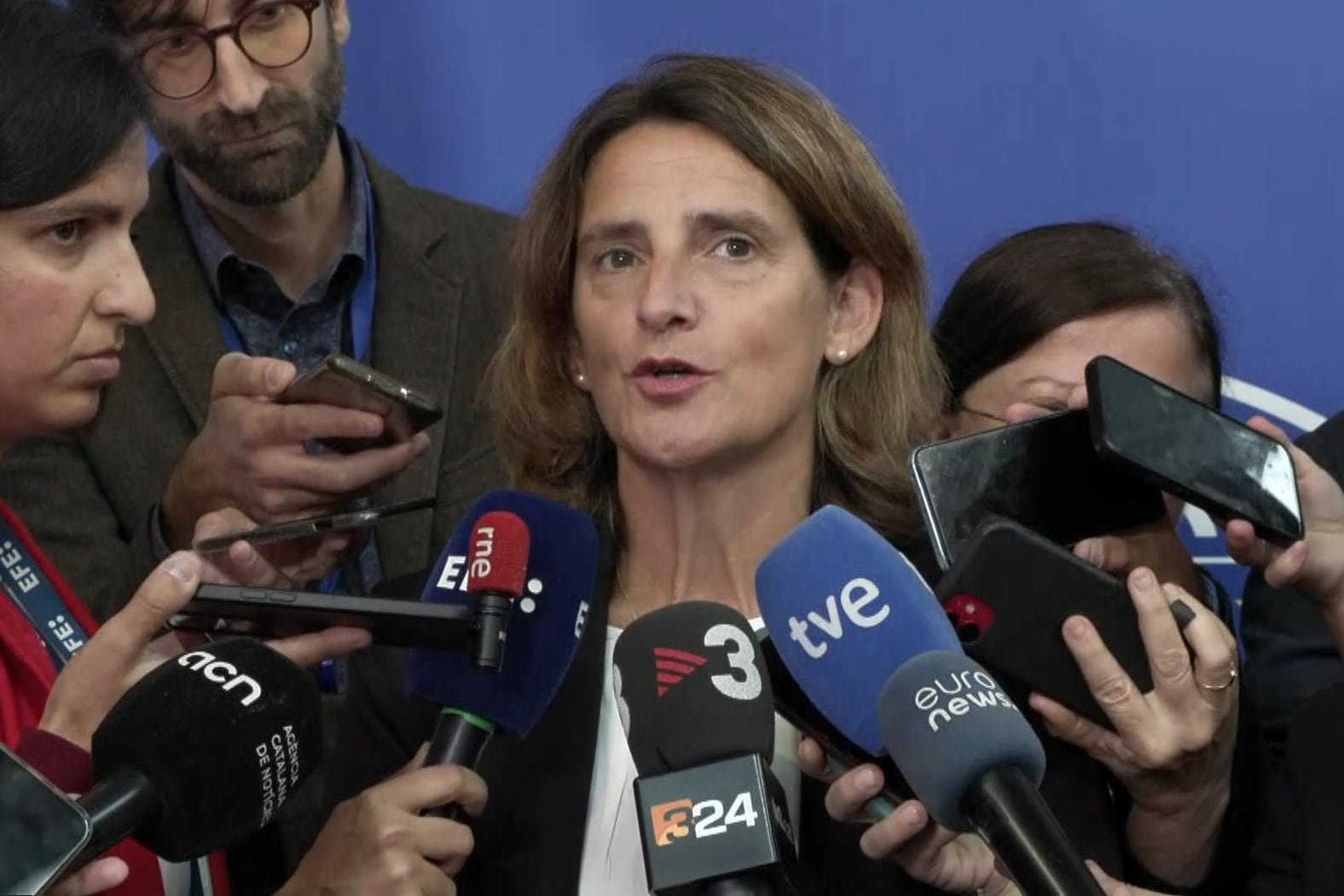 FOTODELDÍA ESTRASBURGO (FRANCIA), 17/09/2024.- La vicepresidenta tercera y ministra de Transición Ecológica, Teresa Ribera, atiende a la prensa después de que la presidenta de la Comisión Europea, Ursula von der Leyen, le haya elegido para el cargo de vicepresidenta ejecutiva para la Transición Limpia, Justa y Competitiva, así como para Competencia. EFE/ Pablo Garrigós
