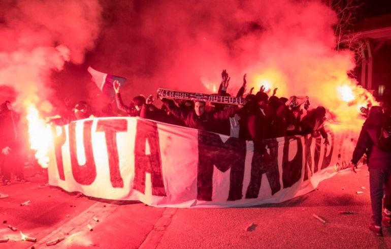 Ultras del PSG fuera del hotel de concentración del equipo parisino. 