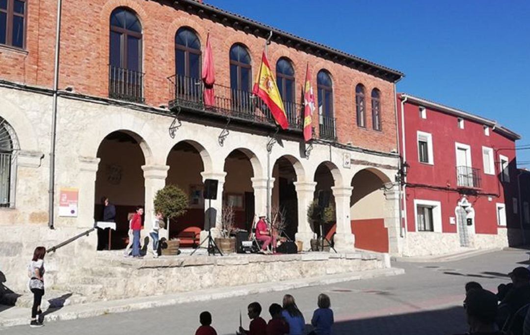 La fachada del Ayuntamiento de Piñel de Abajo.