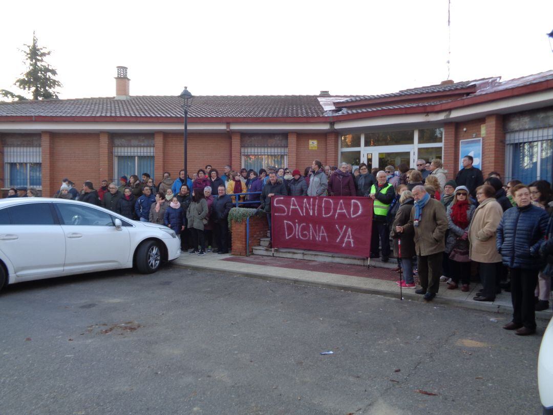 Concentración vecinal frente al centro de salud de Roa con la que se encontraron los responsables técncicos de SACYL al acudir a la reunión de trabajo