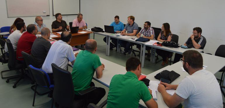 Sindicatos y empresa negocian la recuperación de salarios en GEACAM