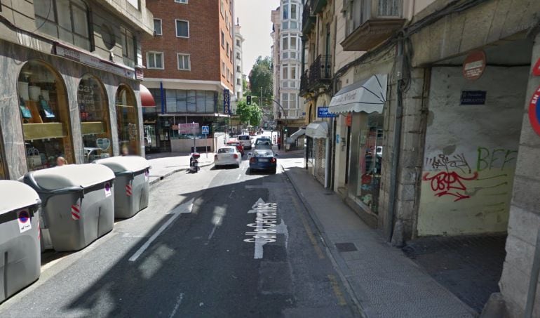 La calle Cervantes soporta una elevada densidad de tráfico en el centro de Santander.