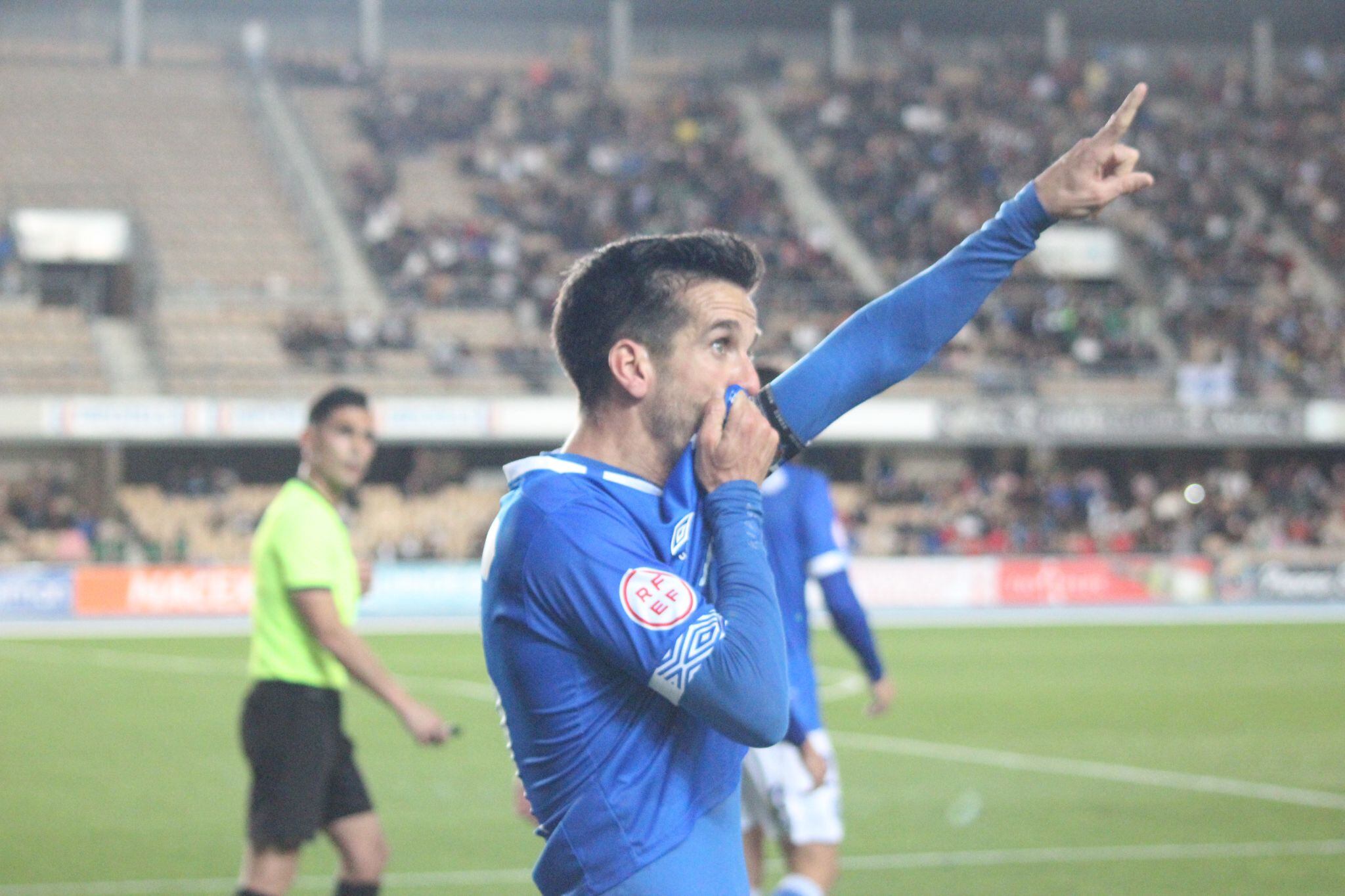 Bello celebra su gol ante el Montijo en Chapín
