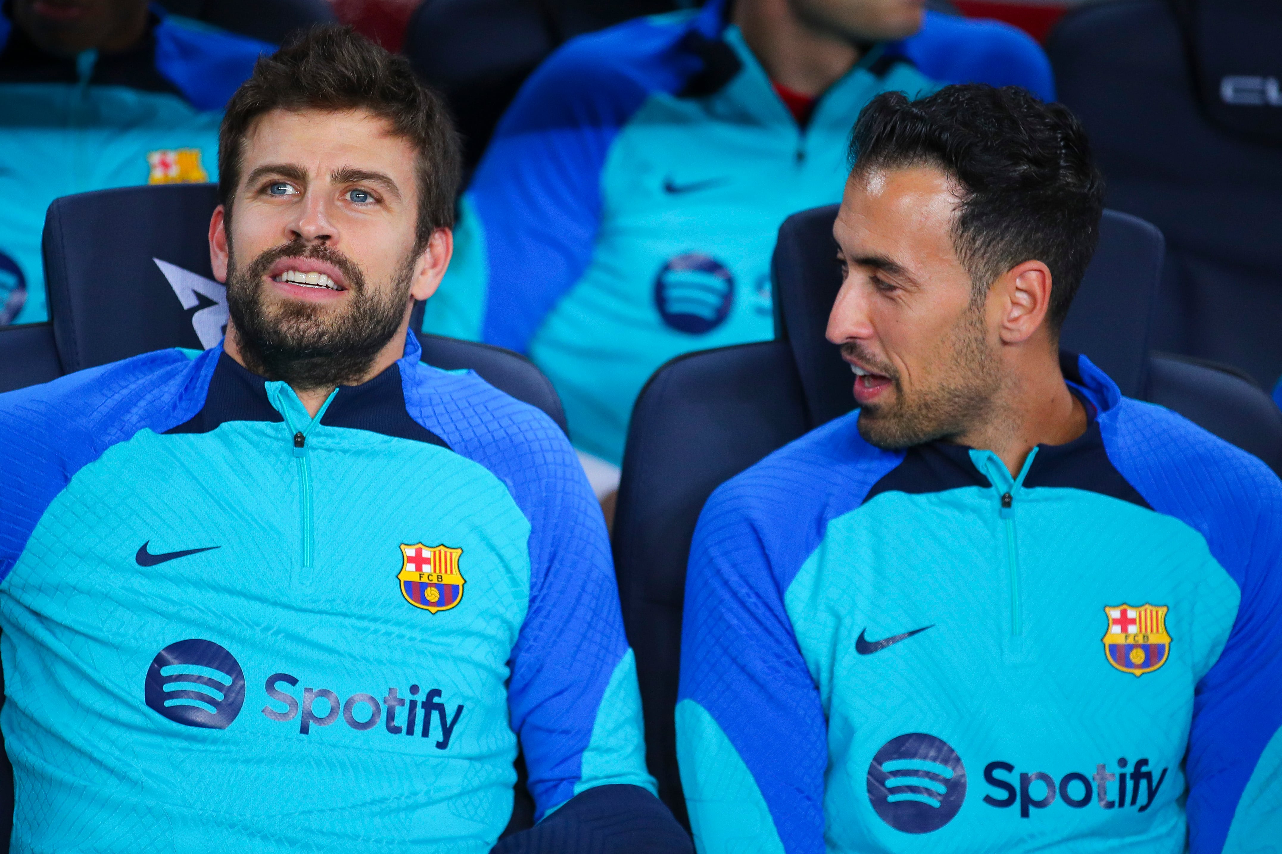 Gerard Piqué con Sergio Busquets en el banquillo ante el Villarreal