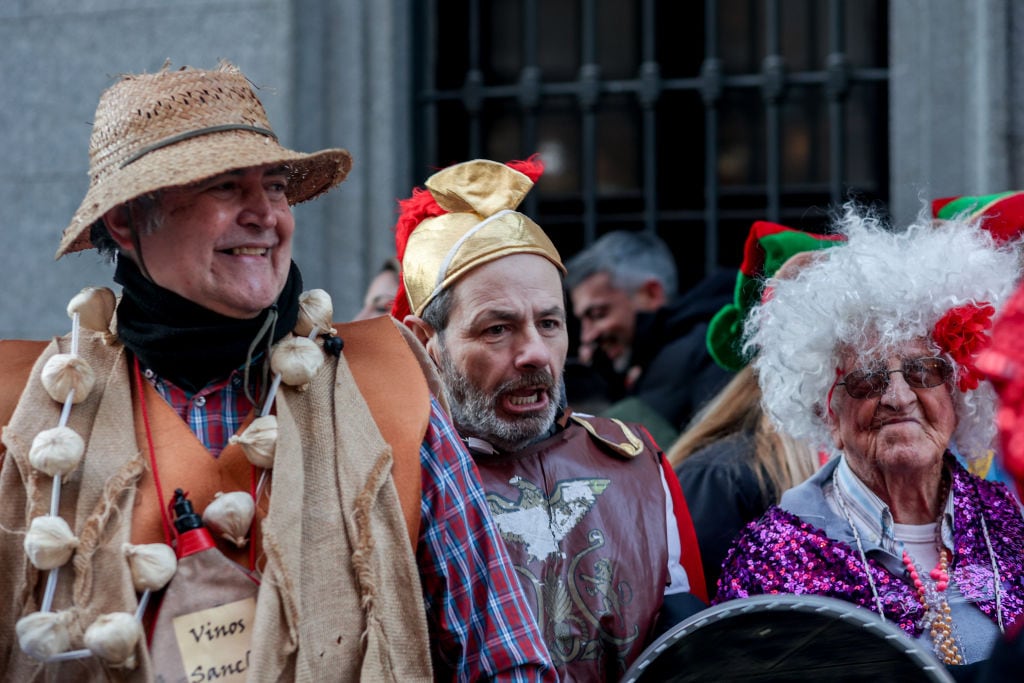 Los primeros asistentes disfrazados a la puerta del Teatro Real.