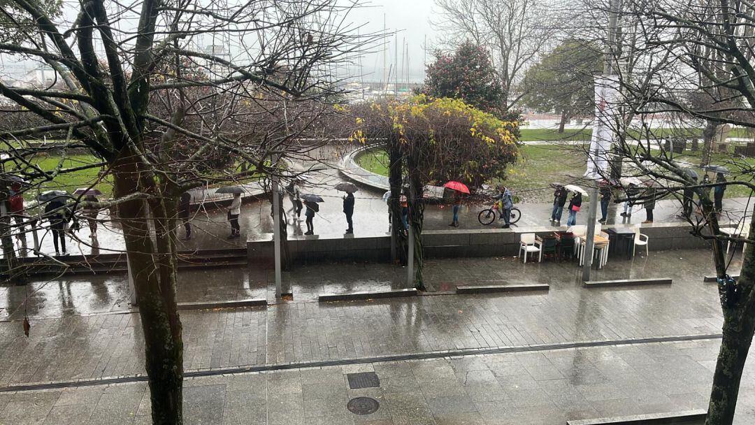 Colas para hacerse una PCR en Vigo