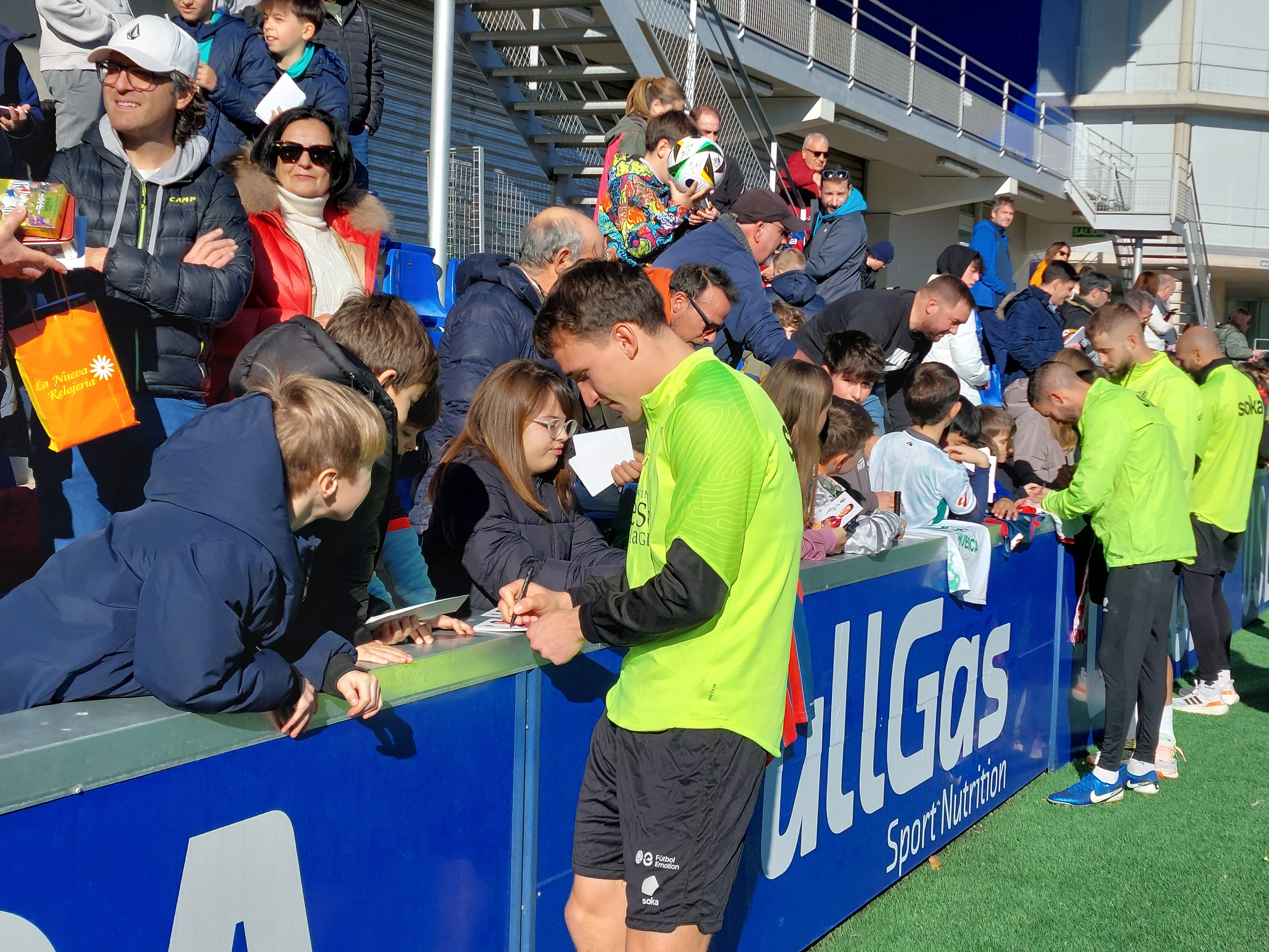 Iker Kortajarena firmando autógrafos a niños y niñas en El Alcoraz