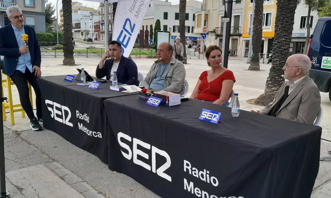 Els participants escolten les paraules de l'escriptor Josep Maria Quintana en un moment del debat